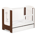 Klups Safari zsiráf - Ágyneműtartós kiságy - Fehér és dió